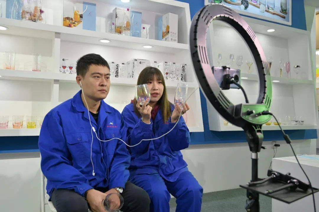 第三屆中國(祁縣)玻璃器皿博覽會 暨&ldquo;一帶一路&rdquo;中小企業特色產業產品交易會開幕